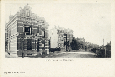 460 Gezicht in de Burgstraat te Utrecht.N.B.: In 1921 is de straatnaam Burgstraat gewijzigd in Mengelberglaan. In 1945 ...